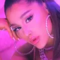 Ariana Grande memberikan hadiah Natal untuk pasien rumah sakit