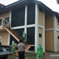 Pemkab Gowa semprotkan disinfektan di vila Idrus Paturusi