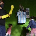 Maradona tanda tangani jersey Timnas Argentina untuk diundi bantu warga Buenos Aires