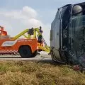 1 tewas dan 3 luka berat, Bus Sudiro kecelakaan tunggal di Tol Cipali Km 177