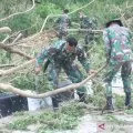 Personil Brigif 21/Komodo bantu penanganan bencana di NTT