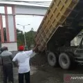 Mantan anggota DPRD Mimika blokade pintu kantor tuntut diaktifkan kembali