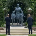 Pangeran William dan Harry rukun saat meresmikan patung Putri Diana