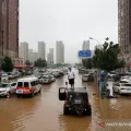 Zhengzhou China dilanda COVID Delta di tengah pemulihan bencana banjir