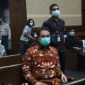 Saksi ungkap uang  dari rumah Azis Syamsuddin  untuk hilangkan nama