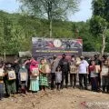 Alumni Akpol 2004 membagikan sembako bagi warga terdampak banjir Lombok