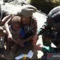 Satgas Yonif 521 bagikan pakaian dan layani kesehatan warga Sugapa