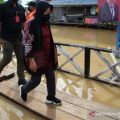 Mensos Serahkan Bantuan Pada Korban Banjir di Sembakung