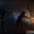 Kobaran api dari tumpukan sampah pinggir jalan di Dangas