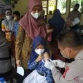 Polresta Mataram berikan suntik vaksin anak di SDN 5 Ampenan