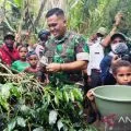 Bupati Jayawijaya bersama Dandim 1702 panen kopi-hipere di Walesi