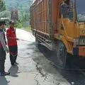 Polisi gencar semprotkan disinfektan cegah PMK Pelabuhan Sumbawa