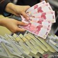 Dolar turun karena data ekonomi tunjukkan pendinginan belanja konsumen