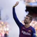 Bek Barcelona Gerard Pique gantung sepatu