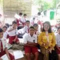 Siswa SD Negeri Bertingkat Naikoten memberikan bunga untuk para guru