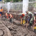Lanudal Manado bantu bersihkan material banjir di Desa Klabat