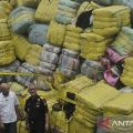 MenKopUKM Teten tanggapi pedagang demo pakaian impor bekas