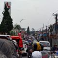 Lalu lintas jalur wisata Ciwidey Bandung kerap terhambat pasar dan SPBU
