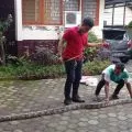 Ular piton ukuran besar "nyelonong" Ke rumah warga Praya Lombok Tengah