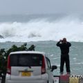 Topan berkekuatan besar landa Okinawa Jepang, sebabkan satu orang tewas dan listrik padam