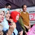 Jokowi berbaur masyarakat nikmati bakmi Pak Pele di Yogyakarta