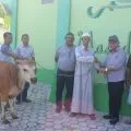 Bupati Kupang berikan hewan kurban pada warga Muslim di Fatuleu