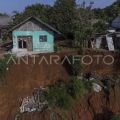 Rumah warga terdampak longsor di Depok