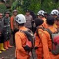 Tim SAR cari seorang warga yang tertimbun tanah longsor di Garut