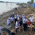 Seratusan milenial BUMN bersihkan sampah Sungai Musi Palembang