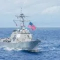 Kapal perusak milik Amerika dan helikopter Iran saling berhadapan di Laut Oman