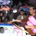 Presiden Joko Widodo jajan gulali bersama menteri dan gubernur di Festival Tabut