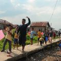 Peringatan hari anak nasional di bantaran sungai musi