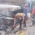 Personel Polres dan damkar padamkan 10 rumah terbakar di Kolaka