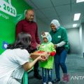 Grab bagikan sepatu gratis kepada anak mitra pengemudi peringati HAN