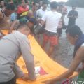 Polisi evakuasi mayat korban tenggelam di Sungai Ogan