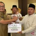 Baznas dan Pemda Kolaka Utara serahkan bantuan kepada para santri Rp220 juta
