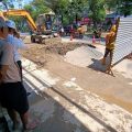 Aspal Jalan Pasar Kembang Surabaya terangkat akibat pengerjaan pipa PDAM