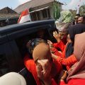 Warga Boyolali berebut masukkan sayuran ke mobil Ganjar Pranowo