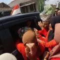 Warga Boyolali berebut masukkan sayuran ke mobil Ganjar Pranowo