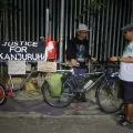 Warga Malang cari keadilan untuk tragedi Kanjuruhan dengan bersepeda keranda mayat