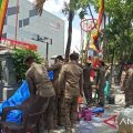 Satpol-PP Pekanbaru tertibkan puluhan pedagang bendera di trotoar Jalan Sudirman