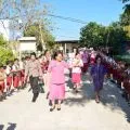 Bhayangkari NTT bantu 512 pakaian seragam untuk siswa SD di Kota Kupang