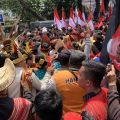Mahfud MD-Ganjar tiba di KPU RI disambut ribuan pendukung