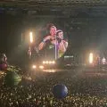 Konser di Jakarta, Coldplay ganti bendera pelangi dengan warna putih bertuliskan cinta