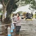 Riau police put up hazard warnings along flood-submerged roads