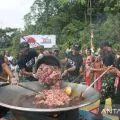 TNI gandeng youtuber masak untuk warga Maybrat