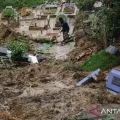 Makam tertimbun longsor di Batam