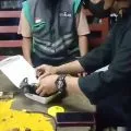 Seorang pengemudi ojek daring di Jakbar dapat order antar paket sabu