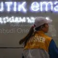 Harga emas Antam hari ini turun lagi