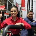 Krisdayanti-Kresna diarak ratusan simpatisan saat daftar pilkada ke KPU Batu